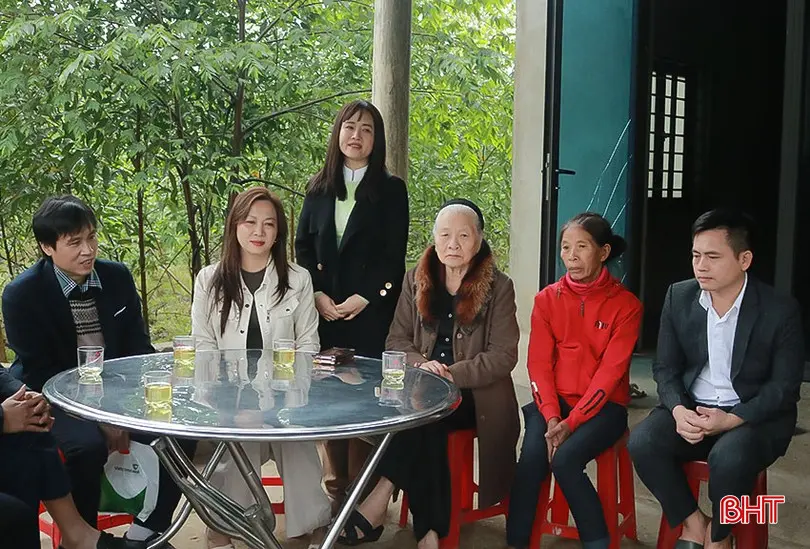 Lãnh đạo Báo và phát thanh, truyền hình Hà Tĩnh, các nhà tài trợ và chính quyền địa phương trò chuyện với bà Trần Thị Thành.