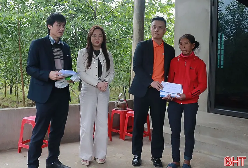 Lãnh đạo Báo và phát thanh, truyền hình Hà Tĩnh cùng các tổ chức, nhà hảo tâm trao quà cho gia đình bà Trần Thị Thành.